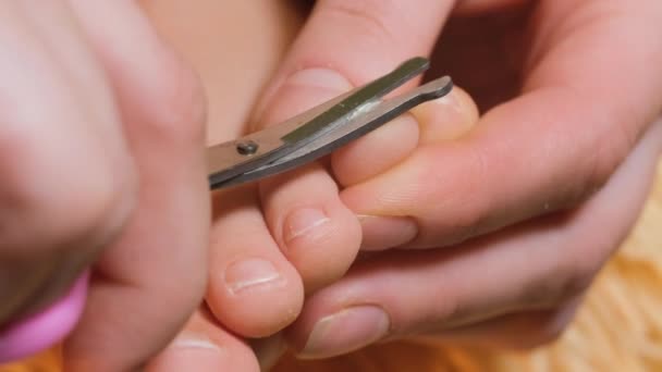 子供の足にはさみのついた釘。子供の世話をしろ. — ストック動画