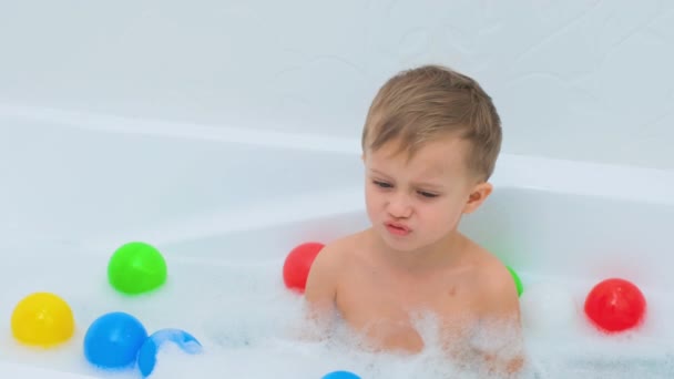 Unglücklicher Junge im Badezimmer. Kleiner Junge, der kein Bad nehmen will. — Stockvideo