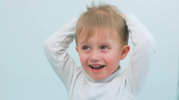 L'enfant s'amuse, sourit et fait une coiffure — Video