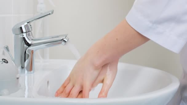 Una Doctora Lava Las Manos Lavabo Bajo Chorro Agua Las — Vídeos de Stock