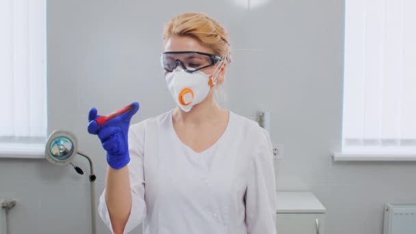 Uma Médica Com Uma Mão Uma Luva Protetora Inclina Lado — Vídeo de Stock