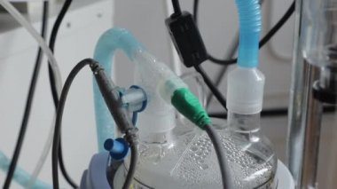 Tıbbi nefes alma makinesi. Tıbbi ultrasonik astım spreyi, nebulizatör yakın çekim. Yoğun bakım ünitesi, hastanede solunum desteği.