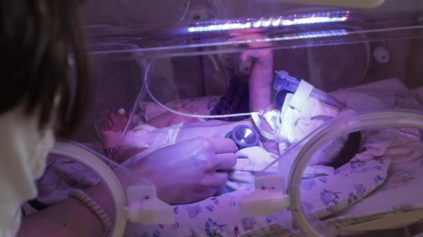 Γυναίκα Γιατρός Σπρώχνει Χέρι Της Μέσα Από Την Τρύπα Στην — Αρχείο Βίντεο