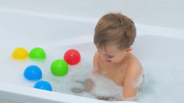 Menino Banho Com Espuma Sabão Criança Feliz Rindo Divertindo Com — Vídeo de Stock