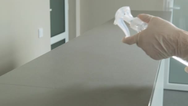 Superfícies higienizantes e desinfetantes com pano amarelo contra coronavírus — Vídeo de Stock