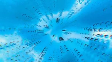 Parlayan soyut video, ince renkli hareketler düzenleyen parlak ışık nokta dalgaları, mavi arkaplan