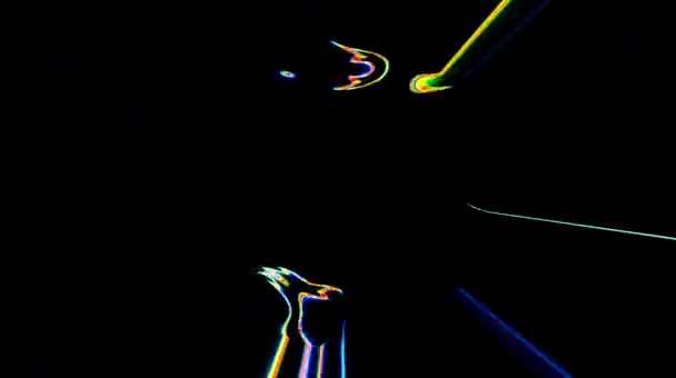 Belles vidéos qui brillent, brillent brillamment qui régulent les mouvements subtils avec des rayures colorées sur un fond noir 