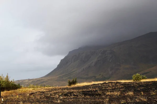 레이캬비크 북쪽의 화산들은 도로를 비구름으로 정상을 아이슬란드의 서해안 — 스톡 사진