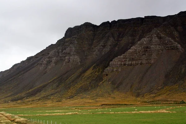 Montanhas Vulcânicas Norte Reykjavik Longo Estrada Circular Com Cume Coberto — Fotografia de Stock