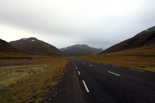 아이슬란드의 도로이다 1339Km 달하는 도로는 Ring Road 도알려져 비오는 날이야 — 스톡 사진