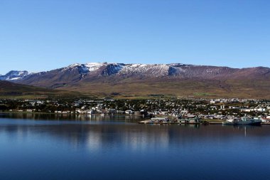 Akureyri (İzlanda). Ateş, vadi ve dağlar aydınlık bir günde.