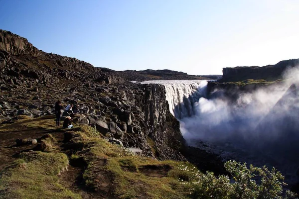 Turisták Meglátogatják Dettifoss Egy Vízesés Vatnajokull Nemzeti Parkban Északkelet Izlandon — Stock Fotó