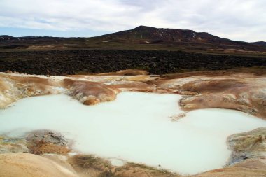 Krafla lav tarlalarında volkanik su, İzlanda.