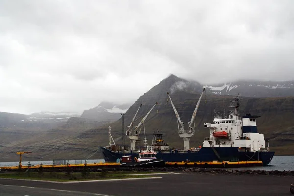 Reydarfjordur Harbor Buque Carga Puerto Del Norte Islandia — Foto de Stock