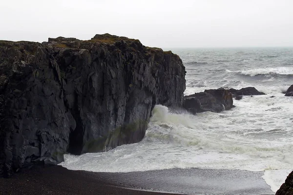 アイスランドの北東海岸にあるLaekjavikビーチ 黒い砂浜と崖があり 海の泡の白い部分は岩とビーチの火山の黒い部分と対照的です Stormy Day — ストック写真