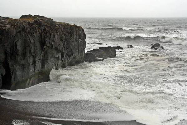 アイスランドの北東海岸にあるLaekjavikビーチ 黒い砂浜と崖があり 海の泡の白い部分は岩とビーチの火山の黒い部分と対照的です Stormy Day — ストック写真