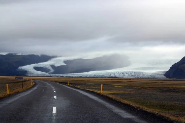 도로이다 아이슬란드어 Jvegur 아이슬란드에서는 주위를 도로이다 동쪽으로 흐르는 하바난 화산에서 — 스톡 사진
