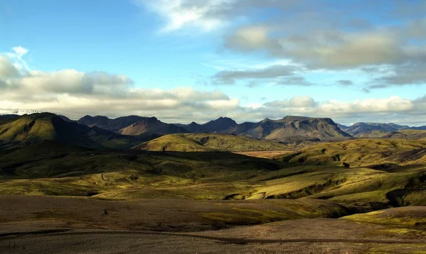 Uma Bela Paisagem Selvagem Vulcânica Rochas Montanhas Vales Grama Verde — Fotografia de Stock