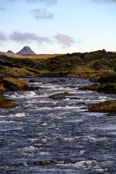 Rio Selvagem Uma Paisagem Vulcânica Sul Islândia Céu Azul Algumas — Fotografia de Stock