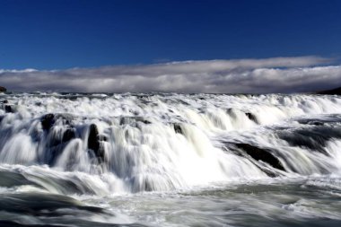 Gullfoss Şelalesi. İzlanda 'nın güneybatısındaki Hvt nehrinin kanyonunda büyük bir şelaledir..
