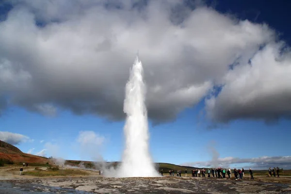 Туристы Посещают Мощный Гейзер Strokkur Гейзер Фонтанного Типа Расположенный Геотермальной — стоковое фото