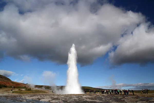간헐천의 간헐천을 방문하는 관광객들 아이슬란드의 지대에 모양의 간헐천이다 — 스톡 사진