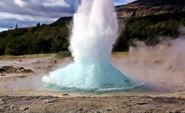 Poderoso Strokkur Geyser Géiser Tipo Fuente Situado Una Zona Geotérmica —  Fotos de Stock