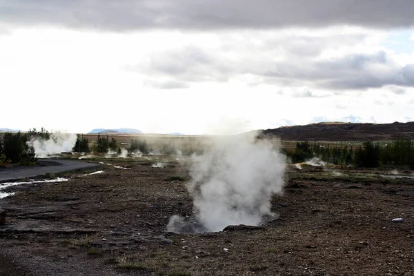 Området Kring Haukadalurdalen Där Olika Geotermiska Egenskaper Som Lerpooler Fumaroler — Stockfoto