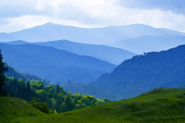 Eine Landschaft Mit Den Gipfeln Der Karpaten Vordergrund Die Satten — Stockfoto