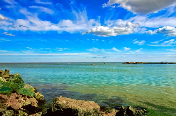 海辺の休日 海にはたくさんのボートがある 絵のような素晴らしい空 大きな岩の海岸 — ストック写真