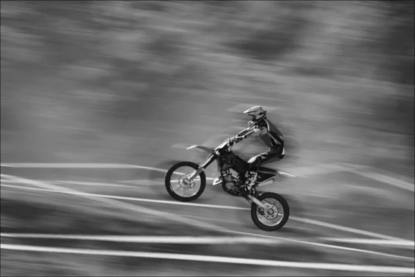オートバイの運転手が着陸している モトクロス スポーツだ 動くぼかしの背景 — ストック写真