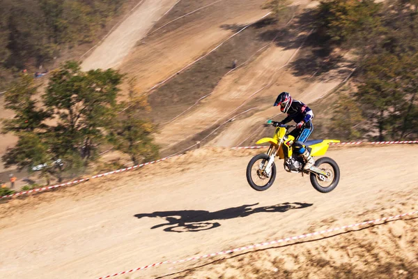 Motociclista Vai Aterrar Motocross Desporto Desenho Fundo Borrão Agradável — Fotografia de Stock