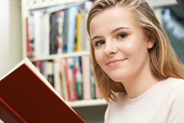 Tonårig flicka läsa bok hemma — Stockfoto