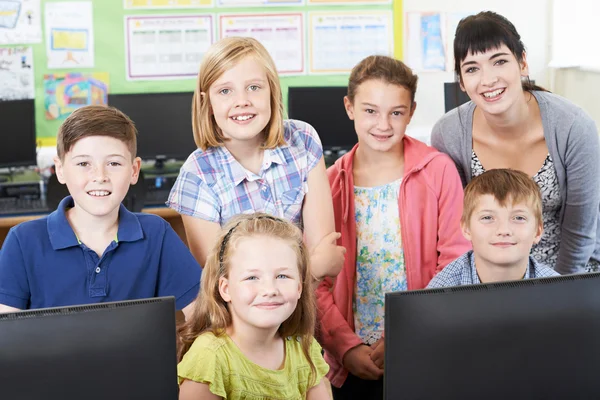 Grundschüler im Porträt mit Computerlehrerin — Stockfoto