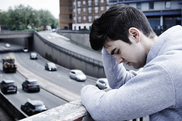 Depressieve jongeman overweegt zelfmoord op de brug — Stockfoto