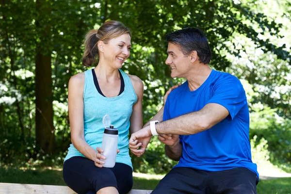 Pareja madura haciendo ejercicio en el campo juntos — Foto de Stock