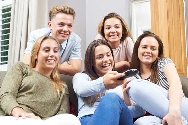 Grupo de amigos adolescentes assistindo televisão em casa — Fotografia de Stock