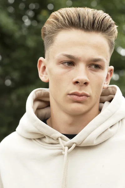 Fej- és váll portré súlyos tizenéves fiú — Stock Fotó