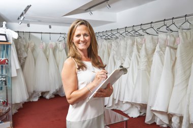 Erkek gelin mağaza sahibi ile gelinlik portresi