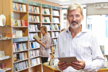 Erkek Booshop sahibi dijital Tablet kullanarak portresi