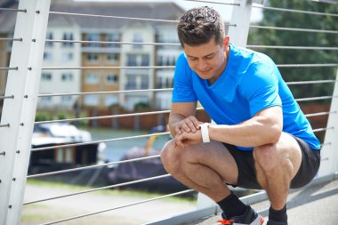 Etkinlik izleyicisi'ni şehirde egzersiz yaparken bakan adam