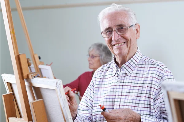 Пенсіонери відвідують заняття живопису разом — стокове фото