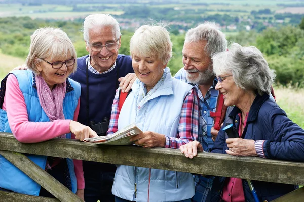 Groupe d'amis seniors randonnée à la campagne — Photo