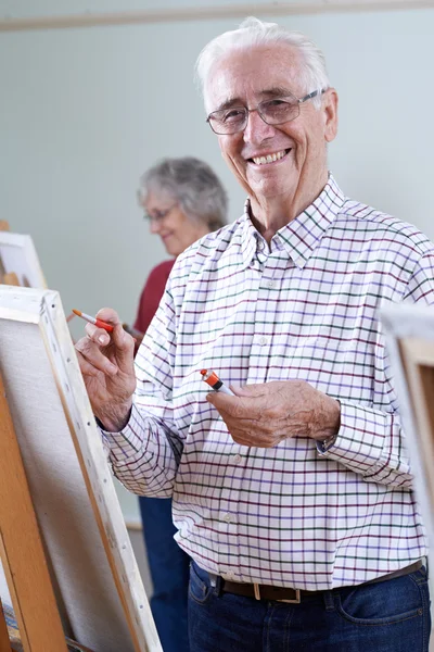 Пожилые люди, посещающие уроки живописи вместе — стоковое фото