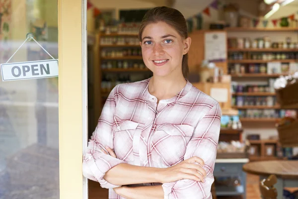Porträtt av kvinna delikatessbutik ägare utanför butiken — Stockfoto
