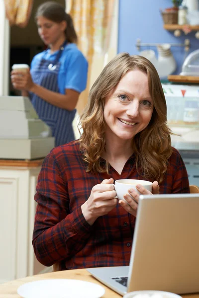 Kvinna i Coffee Shop använder bärbar dator — Stockfoto