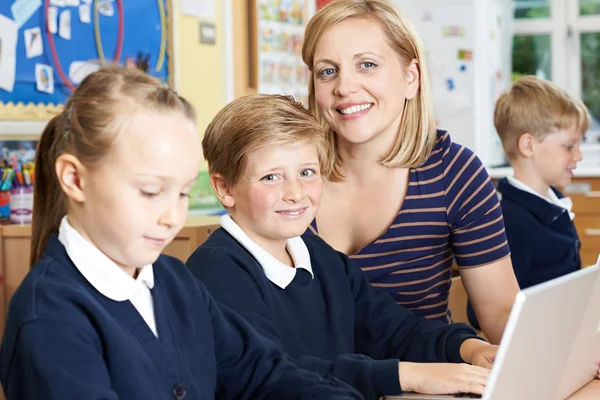 Leraar Basisschool Leerlingen Computer Klas Helpen — Stockfoto