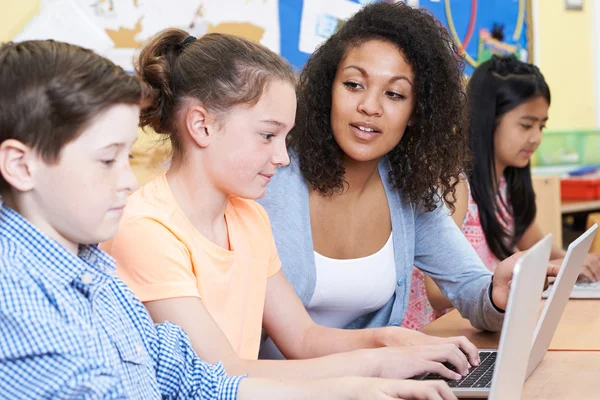 Teacher Helping Female Elementary Pupil Computer Class — Stock Photo, Image