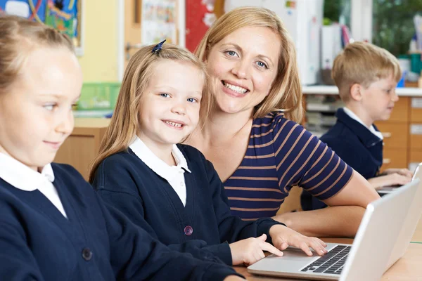 Teacher Helping Female Elementary School Pupils Computer Class — Stock Photo, Image