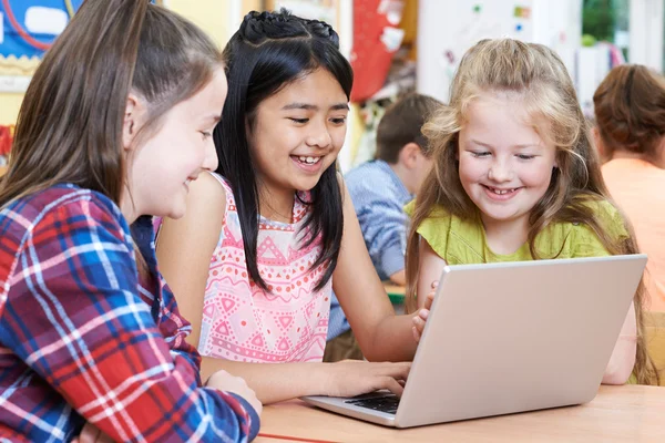 Csoport Általános Iskolás Gyerekek Együtt Dolgoznak Számítógép Osztály — Stock Fotó